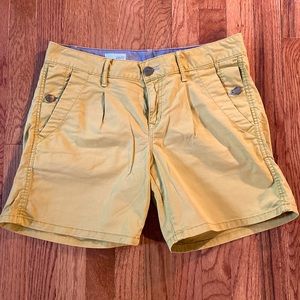 Gap women’s chino pleated shorts yellow size 2